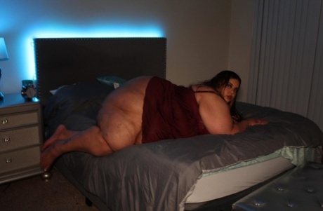 chubby girl with piercings on her face is getting hd pictures