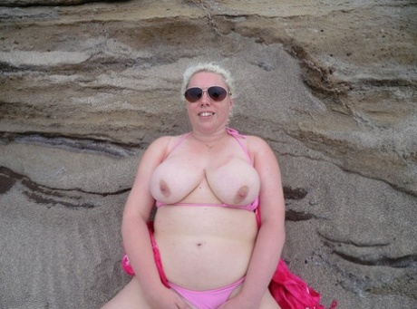 thick latina milf walking hot images