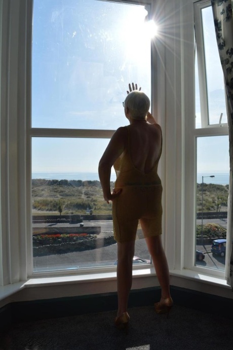 curvy milf legs erotic img