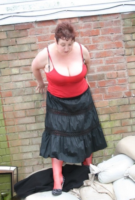 big boobed blonde bbw tawni exposing her stockings and hot naked pics