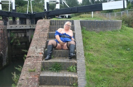 bbw jerks off horny cousin porn pictures