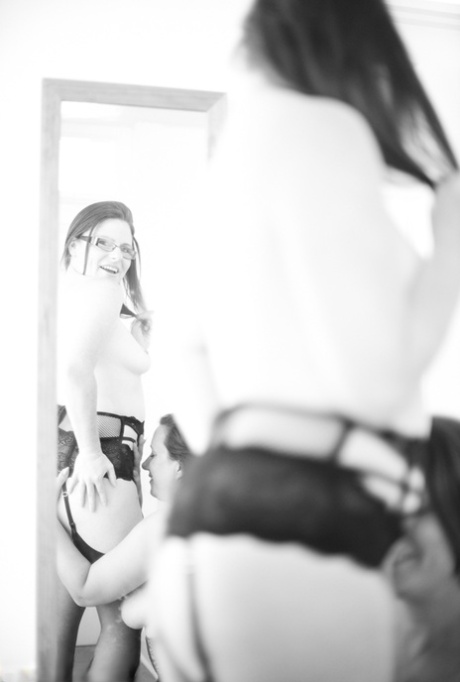fat booty lesbian free nude pic