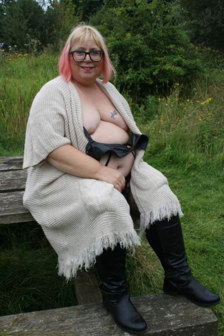 slim thick cougar sexy naked photo