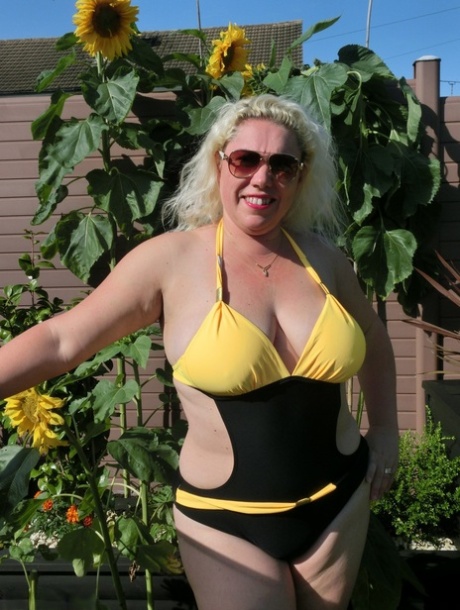 fat lesbian pissing pornos pics