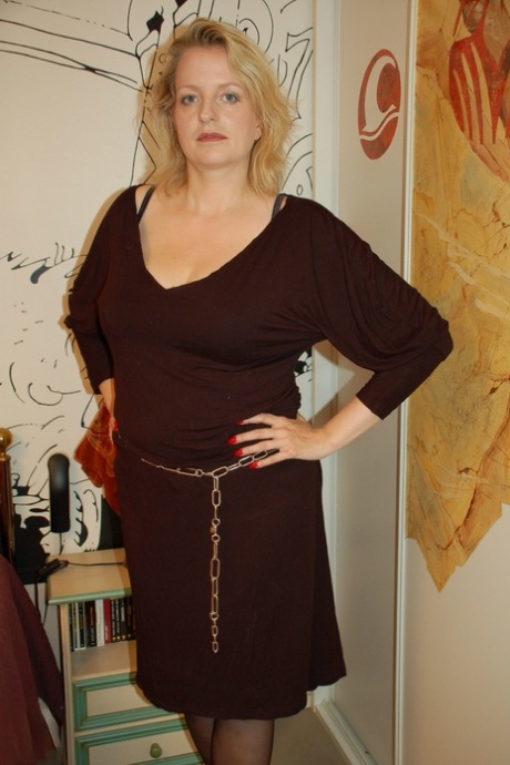 chubby big titted molliepiper masterbates big dildo free sexy image