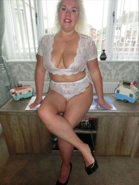 bbw sniffing hot nude archive