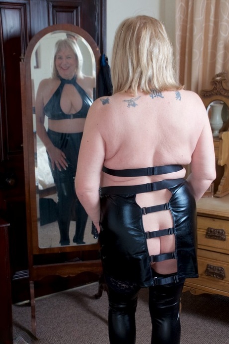sexy thick milf in yoga pants aged beauty hot porn gallery