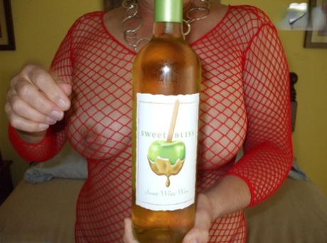 chubby babe with hamburger patty nipples flashes cam tinycam hd pic