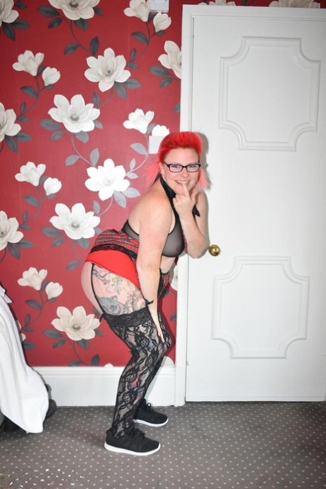 plump girlfriend pleasing herself with a dildo to orgasm free pics