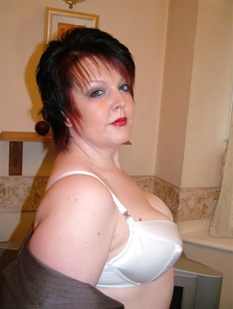 mature plumper ho sucks and rides cock hot nude pic