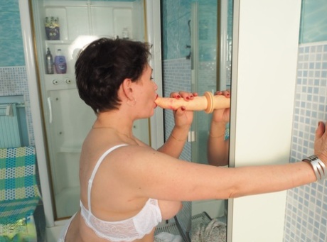asian amateur blows a fat white shaft nude photos
