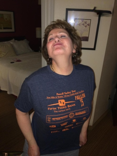bbw uses a carrot to squirt naked photos