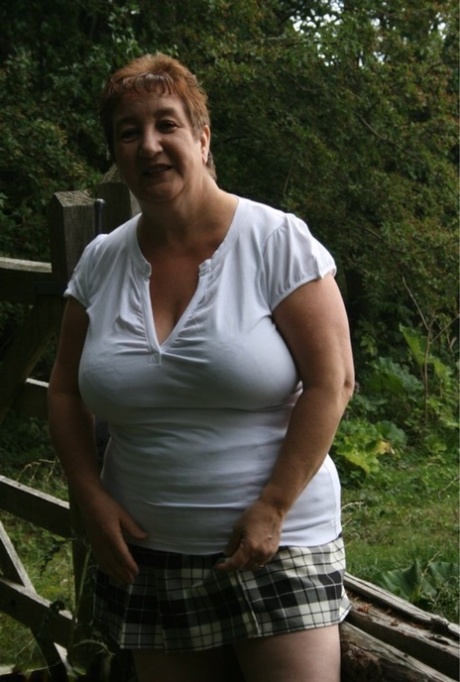 thick track girl sexy pic