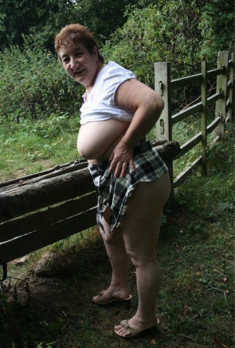 chubby girl with big ttits sexy img