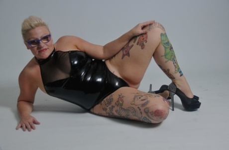 tattooed bbw amber plays with her hitachi free naked img