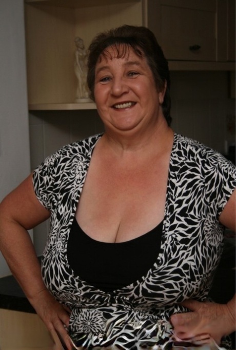 thick mom riding sexy nude photos