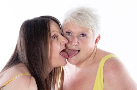 nake fat girls peeing free naked photo