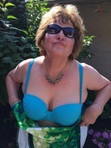 chubby girl with b-cups free nude picture