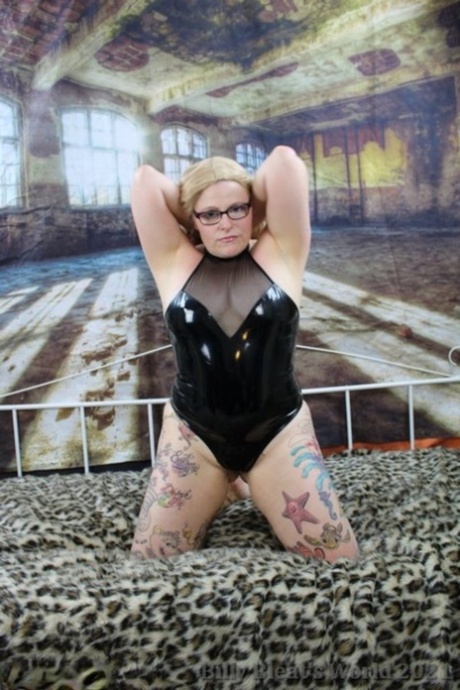 thick brunette babe exclusive archive