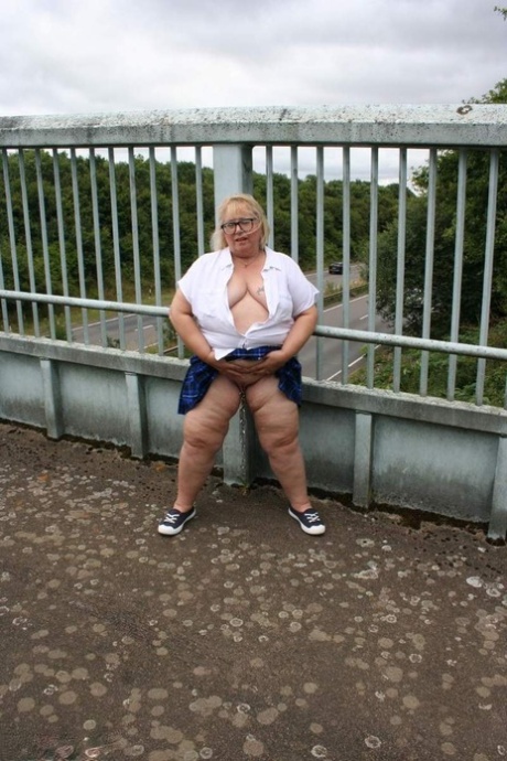 bbw aunt masturbate couch free xxx pictures