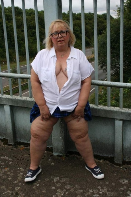 thick thighs twerking pretty photo