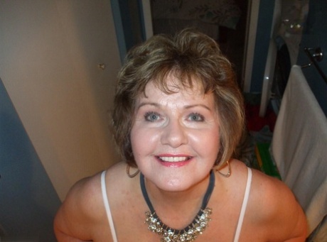 curvy mom solo free porn picture