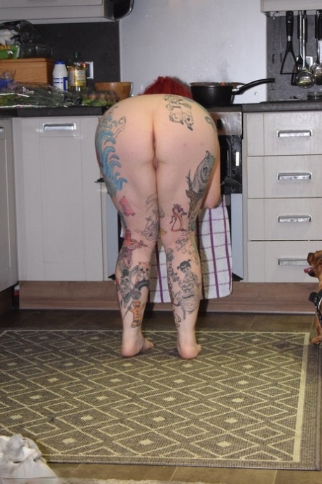 thick girls kissing hd photo