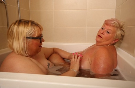hot curvy moms hot naked photos