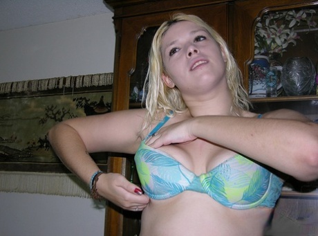 frisky nikki bell chokes on fat dangler sexy xxx image