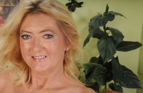 thick blonde gilf perfect archive