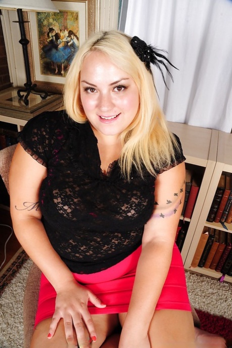 thick blonde lesbian sex photo