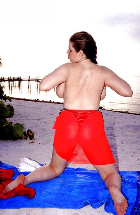 ssbbw facesitting lesbian nudes gallery