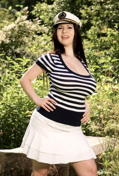 curvy teen melinda teases and masturbates on cam top photo