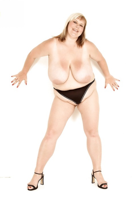 amateur chubby girl  big tits selfshot free naked image