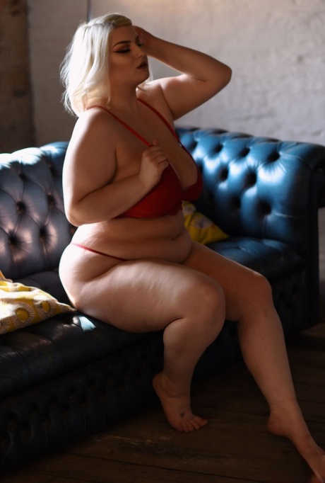 hardx curvy blonde beauty oils up for drilling porno image