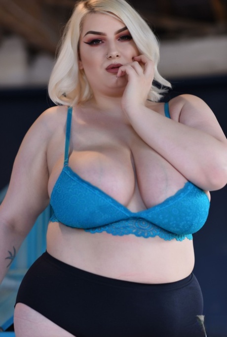 bootylicious white chick shakes her big ass pretty img