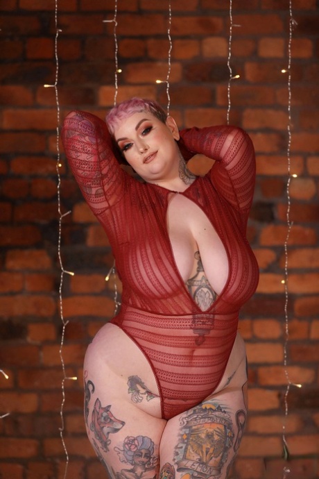 curvy hottie nude photos