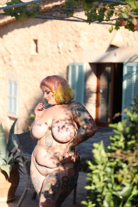 thick girl skirt nudes image