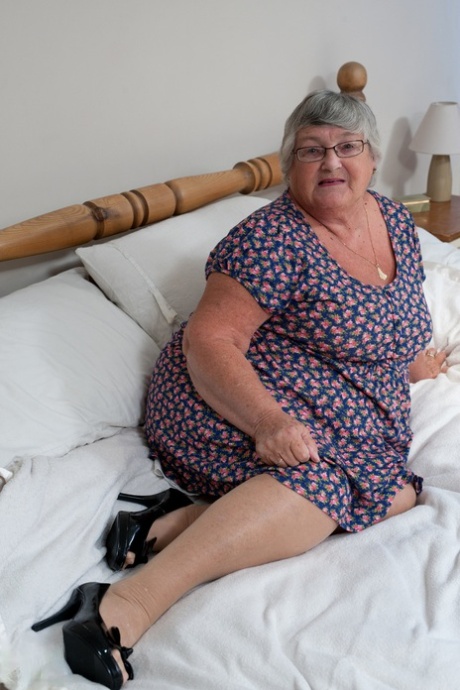 curvy busty pussy pornographic photo