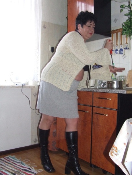 fat old hairy pissing beautiful xxx pics