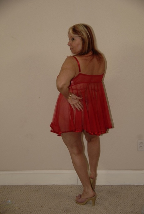 cute chubby chick in glasses fucks her soaking wet pussy perfect images