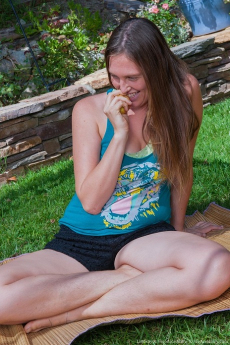 chubby girl fingering hot porn picture