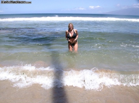thick hotwife nude archive
