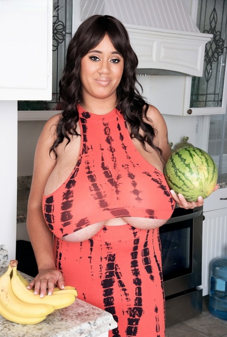 Roxi Red nude model pics