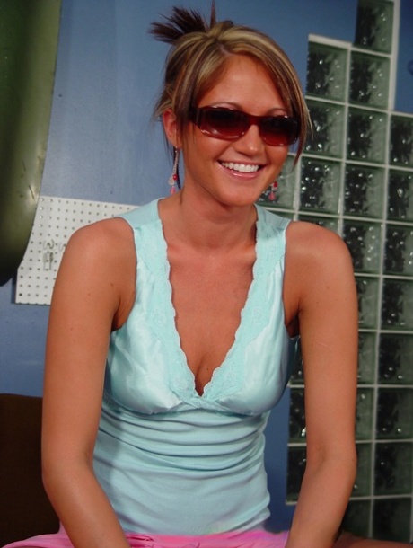 chubby wife undressing sexy naked pictures