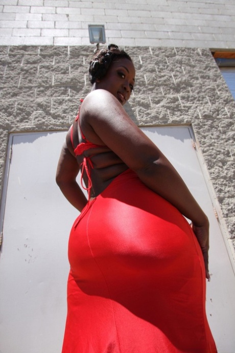 sexy thick lady naked pics