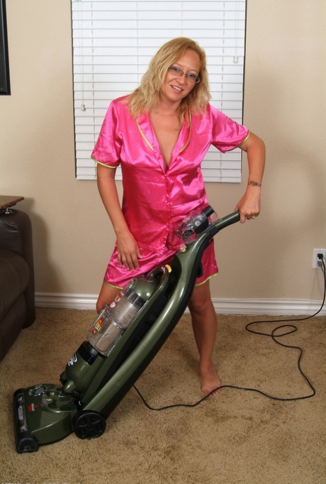 chubby housewife mature saggy tit beautiful pictures