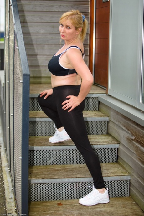 white girl with big booty goes anal adult pics