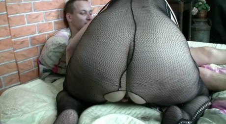 latina chick showing off her big booty lifting skills and twerk pornographic photos