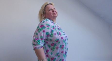 chubby angel spreads her legs pretty pictures